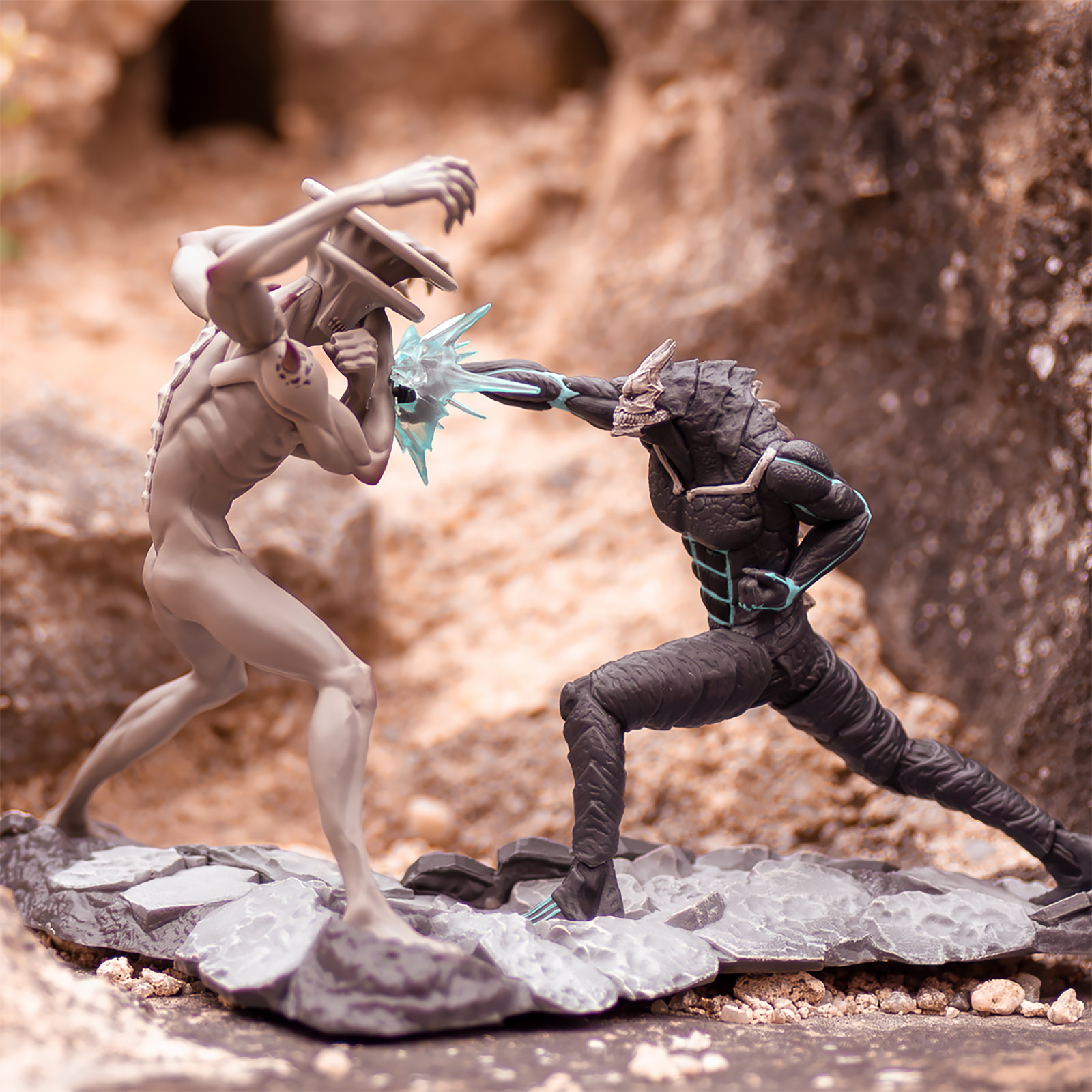 Kaiju No. 8 vs. Kaiju No. 9 Diorama Figure