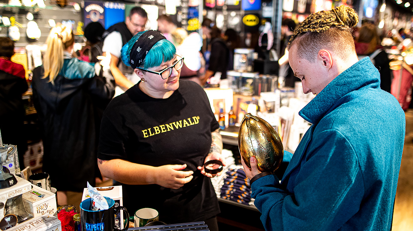 Een medewerker van Elbenwald adviseert een klant in de winkel