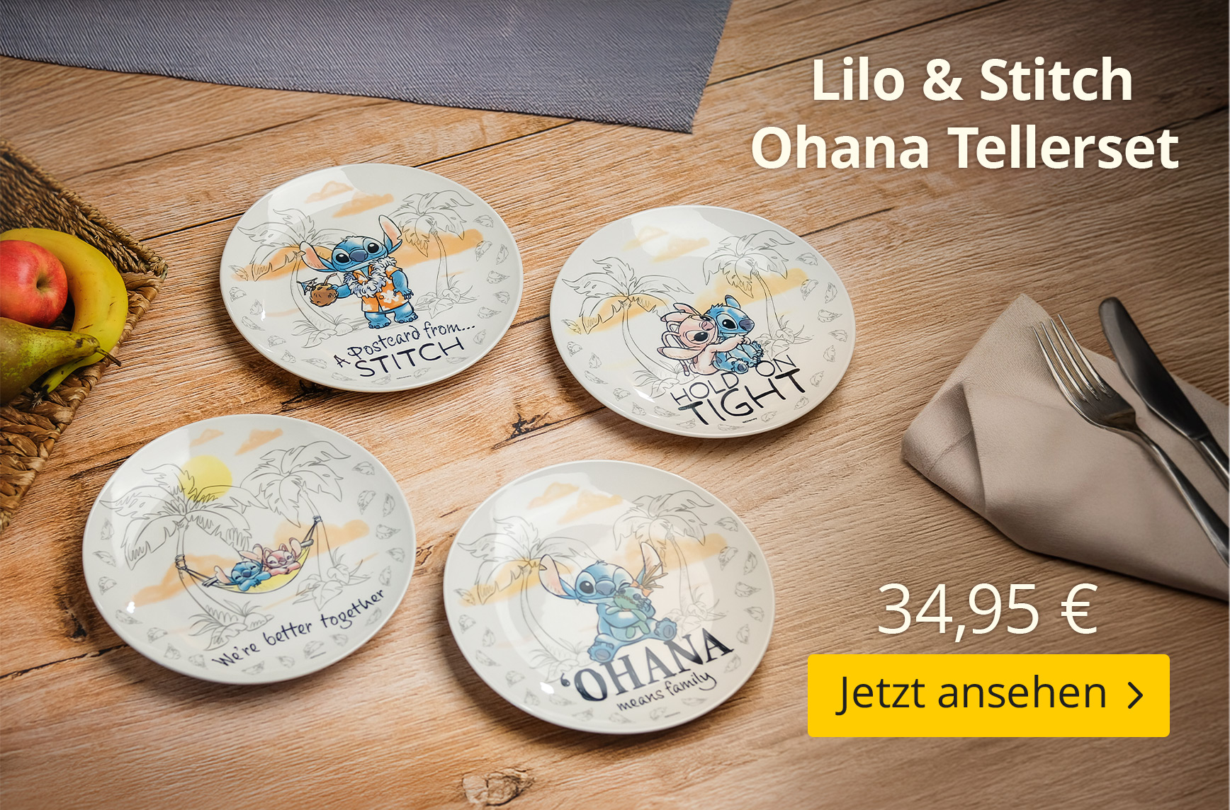 Vier runde Keramikteller mit Lilo-&-Stitch-Motiven auf einem Holztisch: Stitch in Hawaii-Hemd („A postcard from Stitch“), Stitch und Angel beim Umarmen („Hold on tight“), beide in einer Hängematte („We’re better together“) und Stitch mit Kuscheltier („’Oh