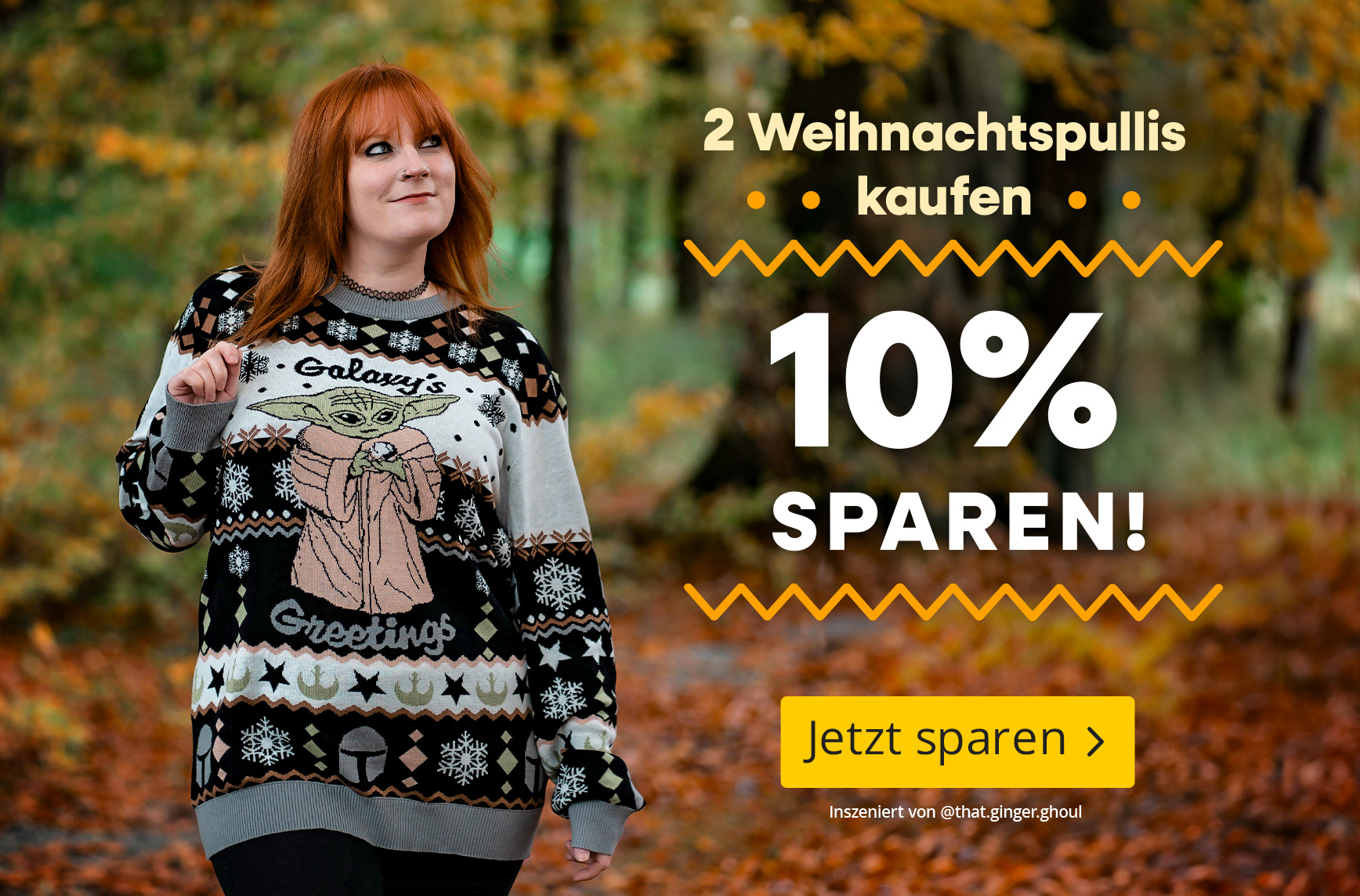 Frau mit Baby-Yoda-Weihnachtspullover im herbstlichen Wald. Text: „2 Weihnachtspullis kaufen, 10 Prozent sparen“. Button: „Jetzt sparen“.