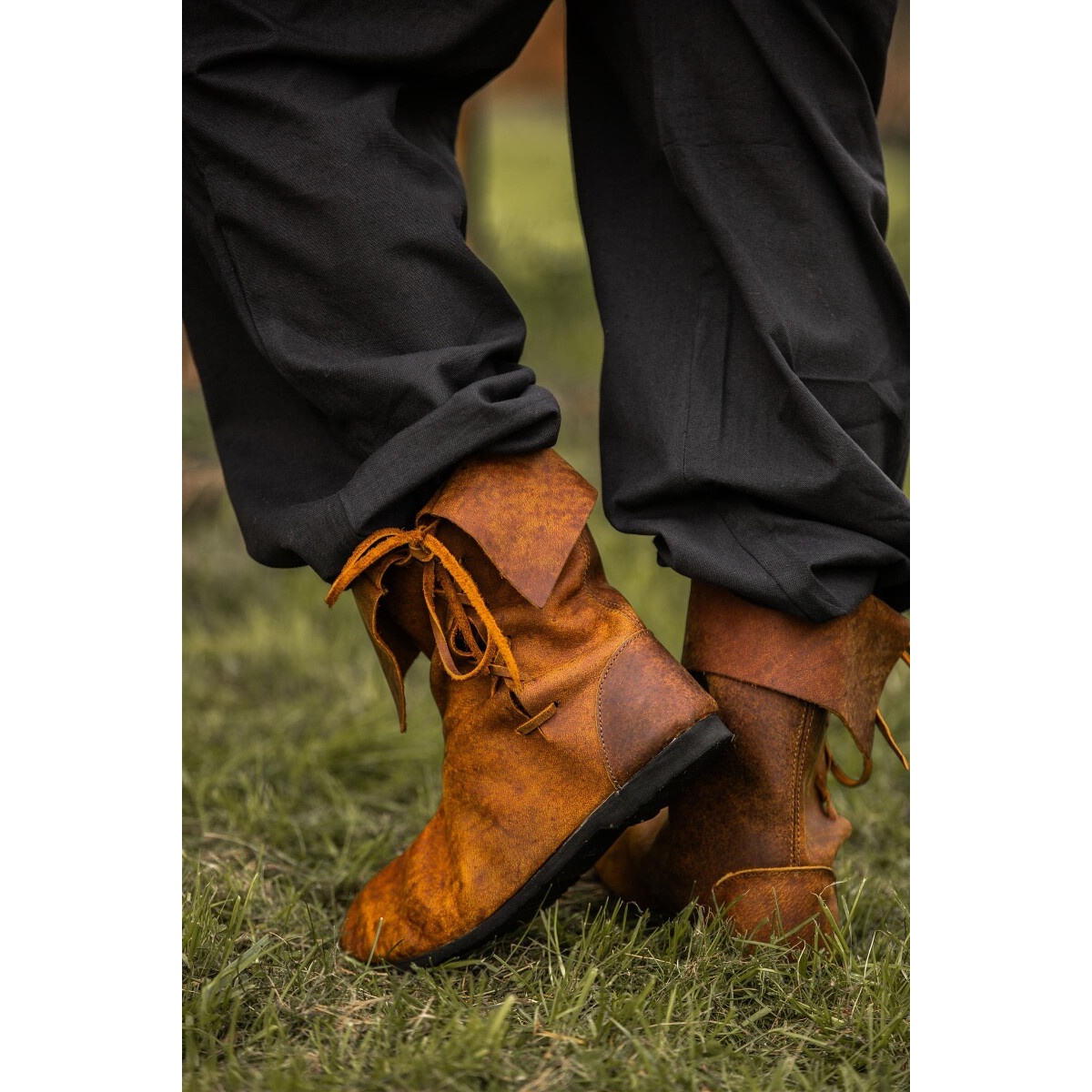 Stivali medievali con risvolto in pelle nabuk marrone