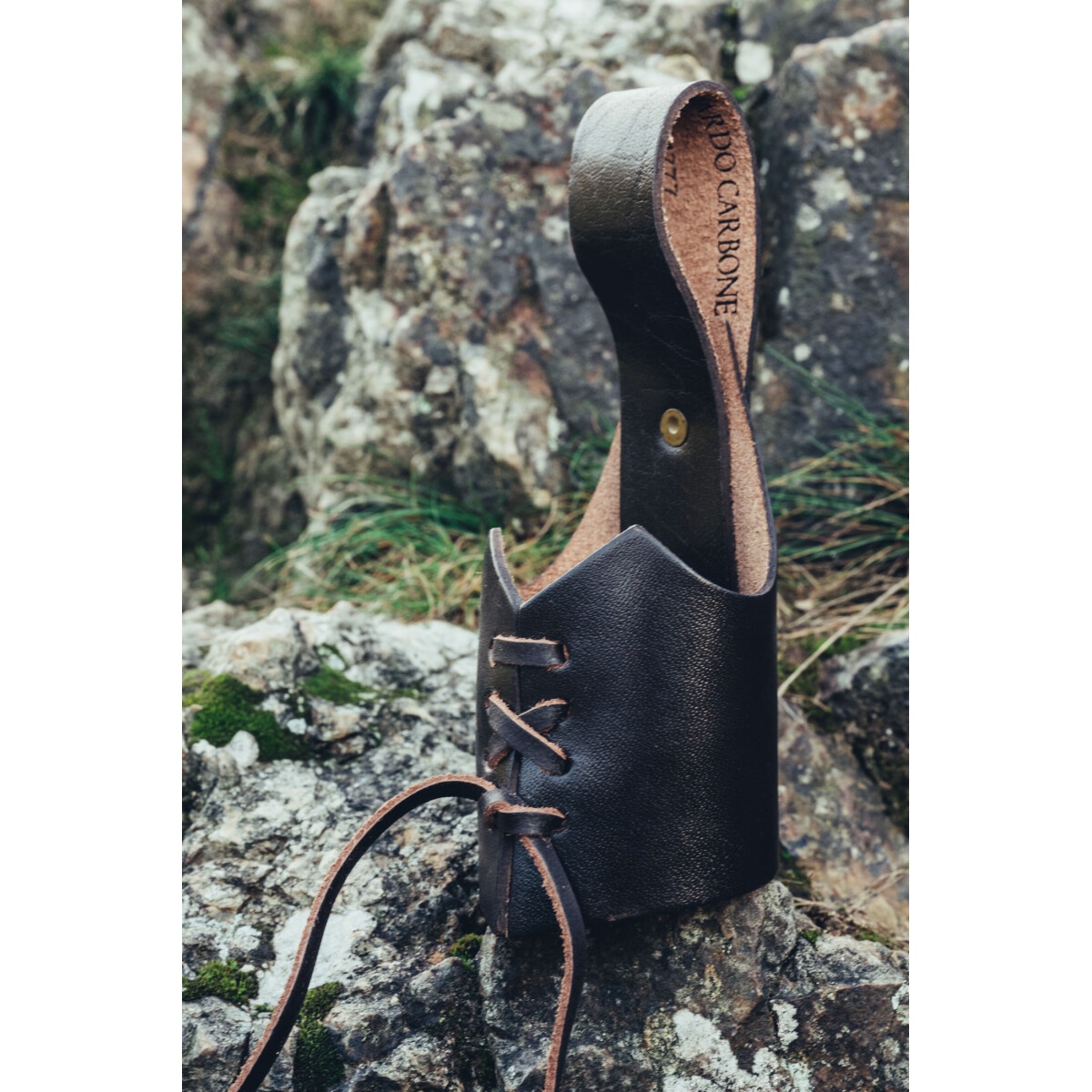 Medeltida dryckeshornshållare i läder Hakon